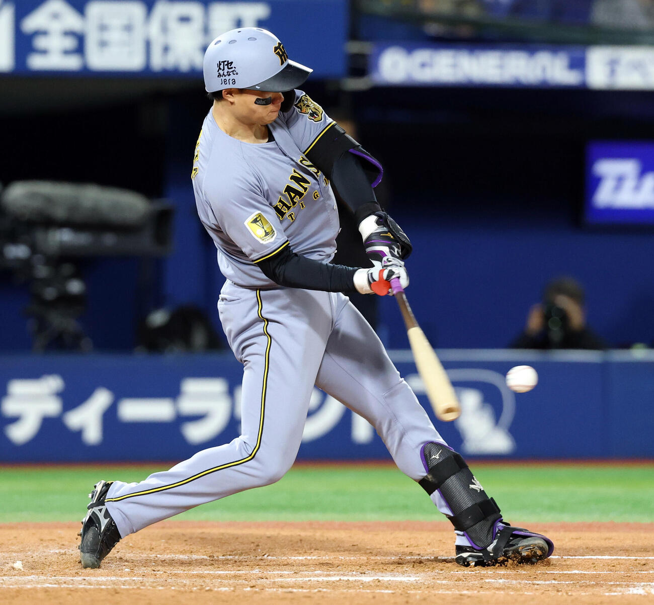 DeNA対阪神　4回表阪神1死、森下翔太は三塁内野安打を放つ（撮影・浅見桂子）