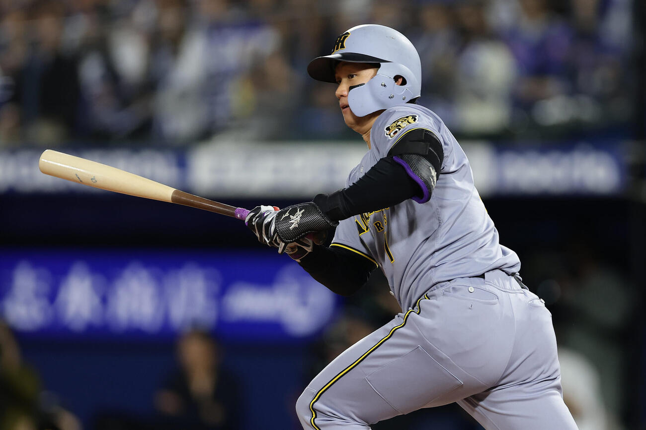 DeNA対阪神　4回表阪神1死、三塁へ内野安打を放つ森下翔太（撮影・前田充）