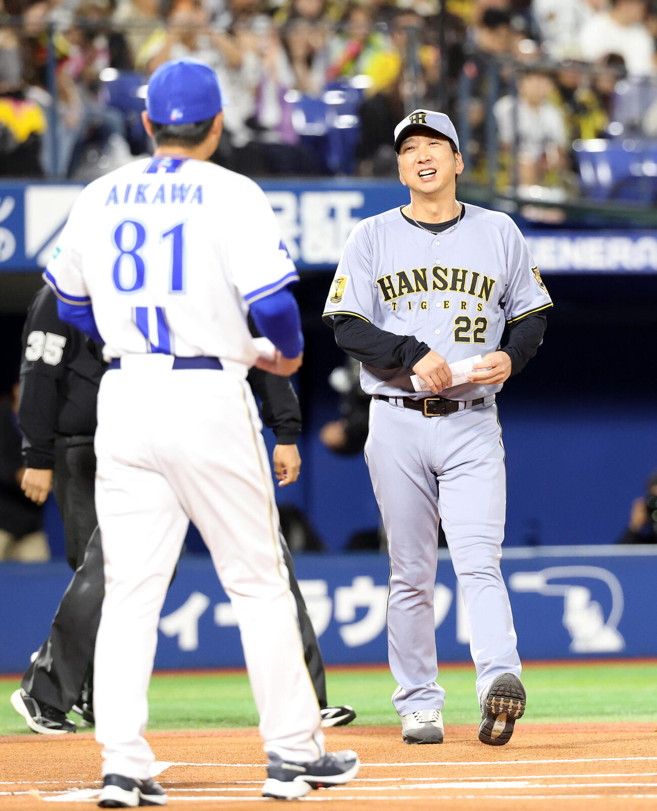 DeNA対阪神　メンバー最終確認でDeNA相川亮二監督（手前）にあいさつする阪神藤川球児監督（撮影・浅見桂子）