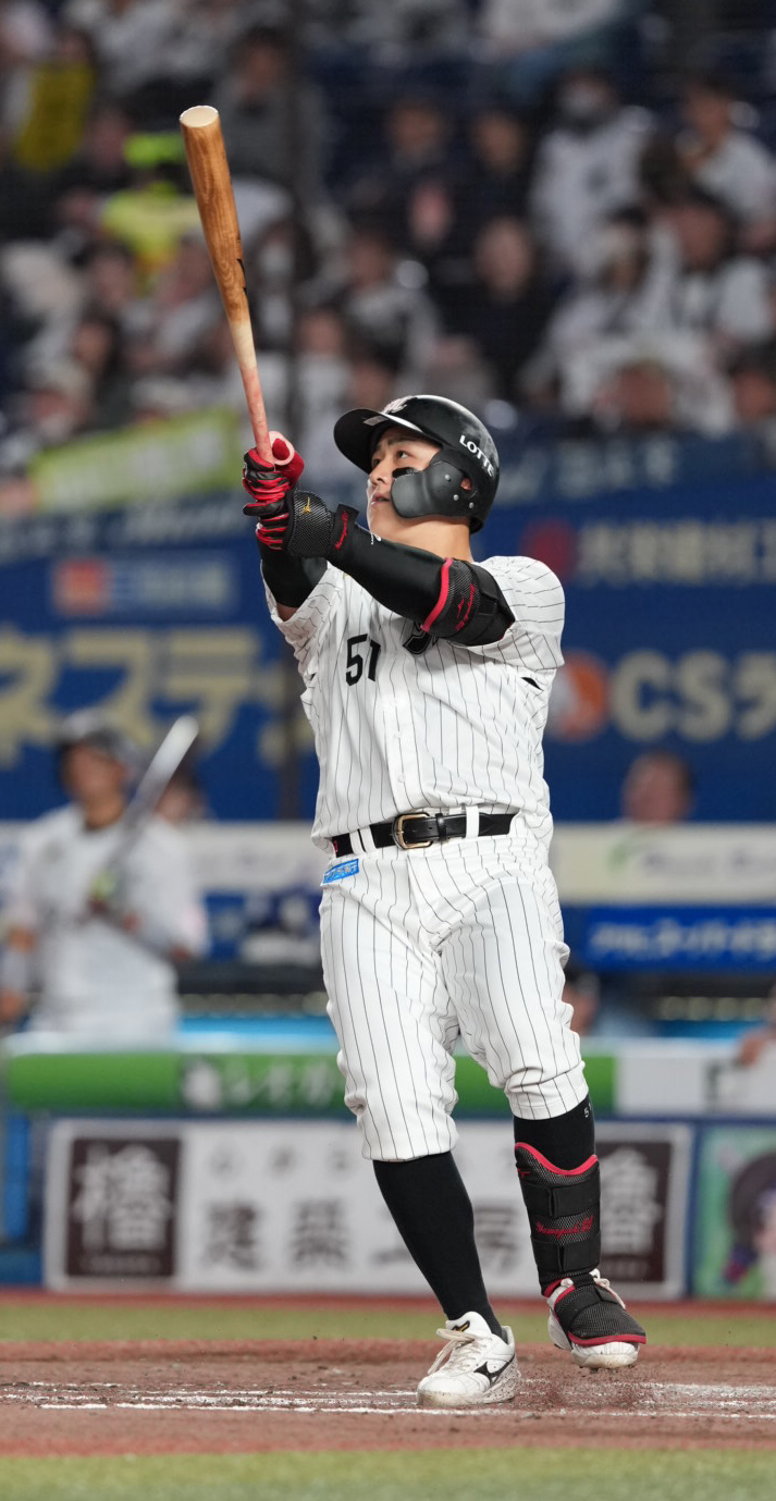ロッテ対楽天　4回裏ロッテ無死一塁、山口航輝は左越えに2点本塁打を放つ（撮影・小沢裕）