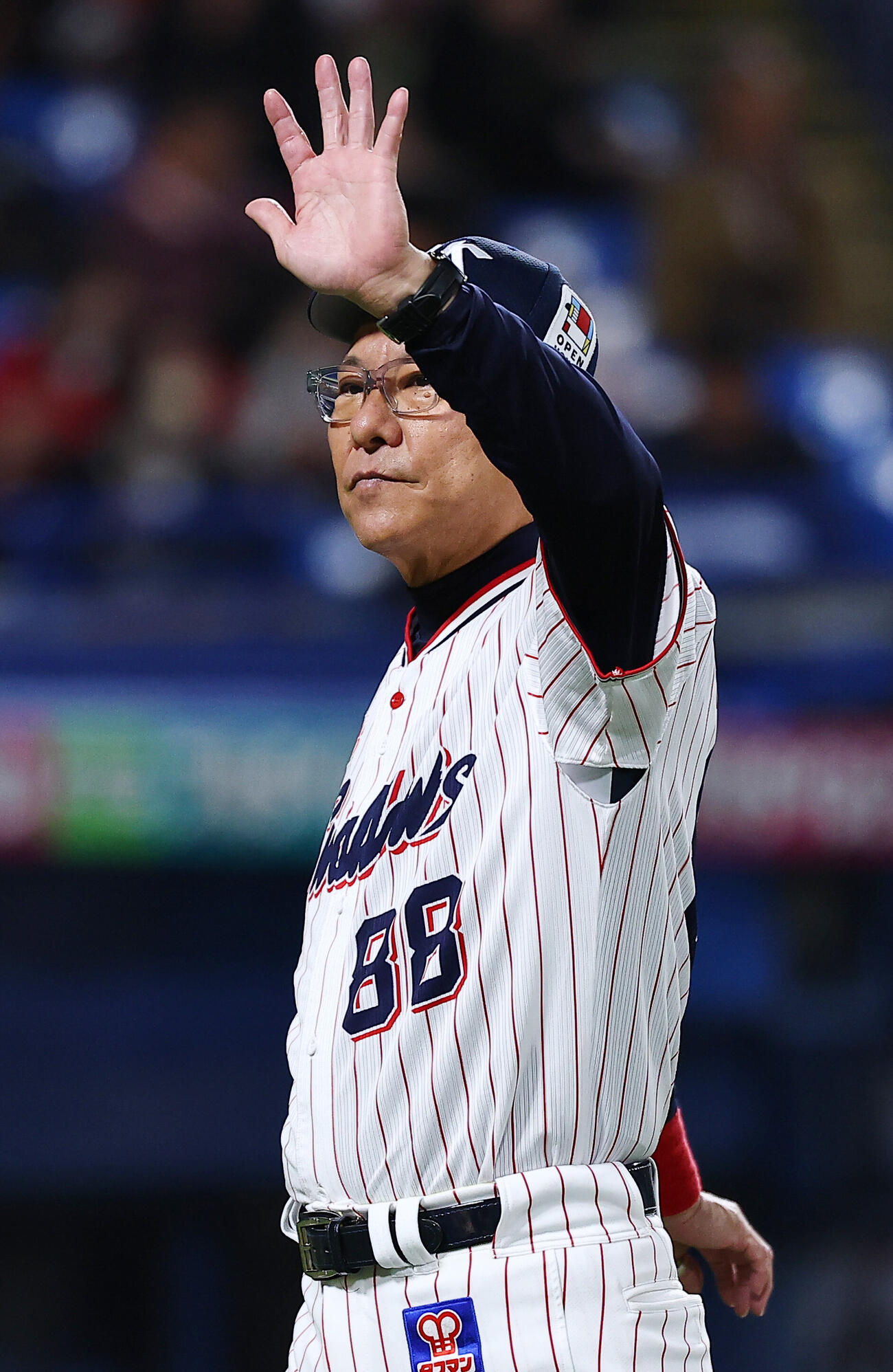ヤクルト対広島　選手交代を告げベンチに戻るヤクルト池山隆寛監督（撮影・野上伸悟）