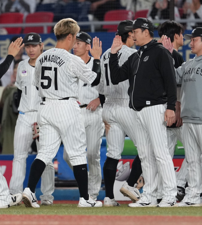 ロッテ対楽天　サブロー監督（右）と勝利のハイタッチをするロッテ山口航輝（撮影・小沢裕）