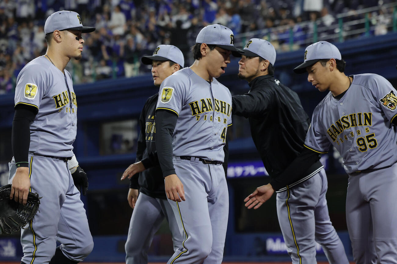 DeNA対阪神　DeNAにサヨナラ負けし、引き揚げる阪神工藤泰成（中央）ら（撮影・前田充）