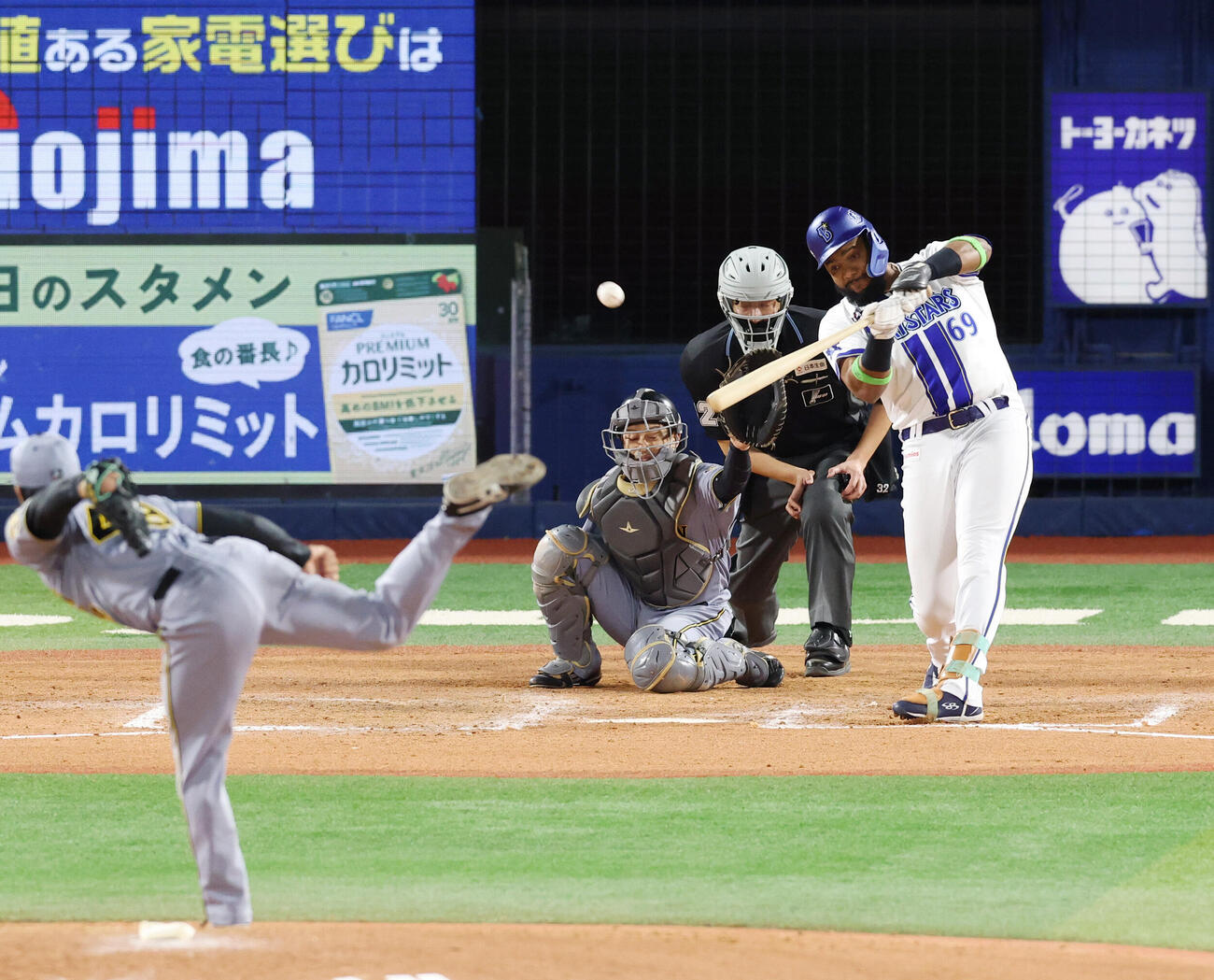 DeNA対阪神　11回裏DeNA1死一、二塁、右前にサヨナラ打を放つヘラル・エンカーナシオン。投手工藤泰成（撮影・増田悦実）