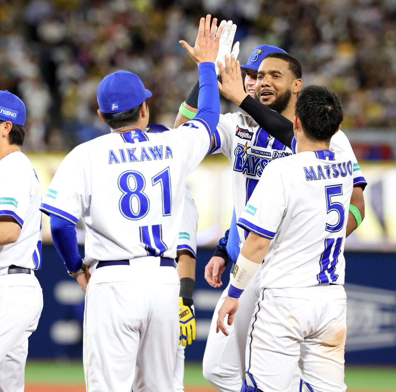 DeNA対阪神　11回裏DeNA1死一、二塁、エンカーナシオン（奥）はサヨナラ適時打を放ち相川亮二監督とハイタッチで喜ぶ（撮影・浅見桂子）