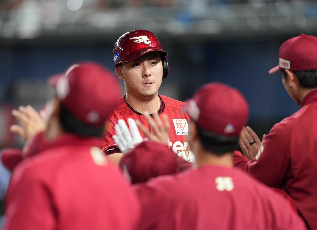ロッテ対楽天　1回表楽天無死一、三塁、村林一輝は先制の右犠飛を放ちベンチのナインの祝福を受ける（撮影・小沢裕）