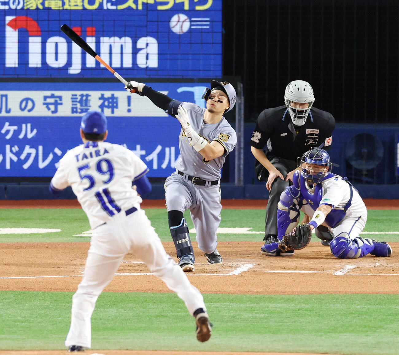 DeNA対阪神　6回表阪神2死、空振り三振に倒れる佐藤輝明。投手は平良拳太郎（撮影・増田悦実）