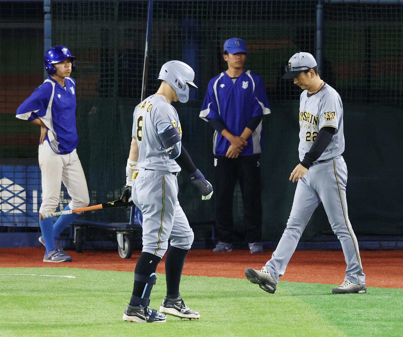 DeNA対阪神　6回表阪神2死、空振り三振に倒れた佐藤輝明。右は藤川球児監督（撮影・増田悦実）