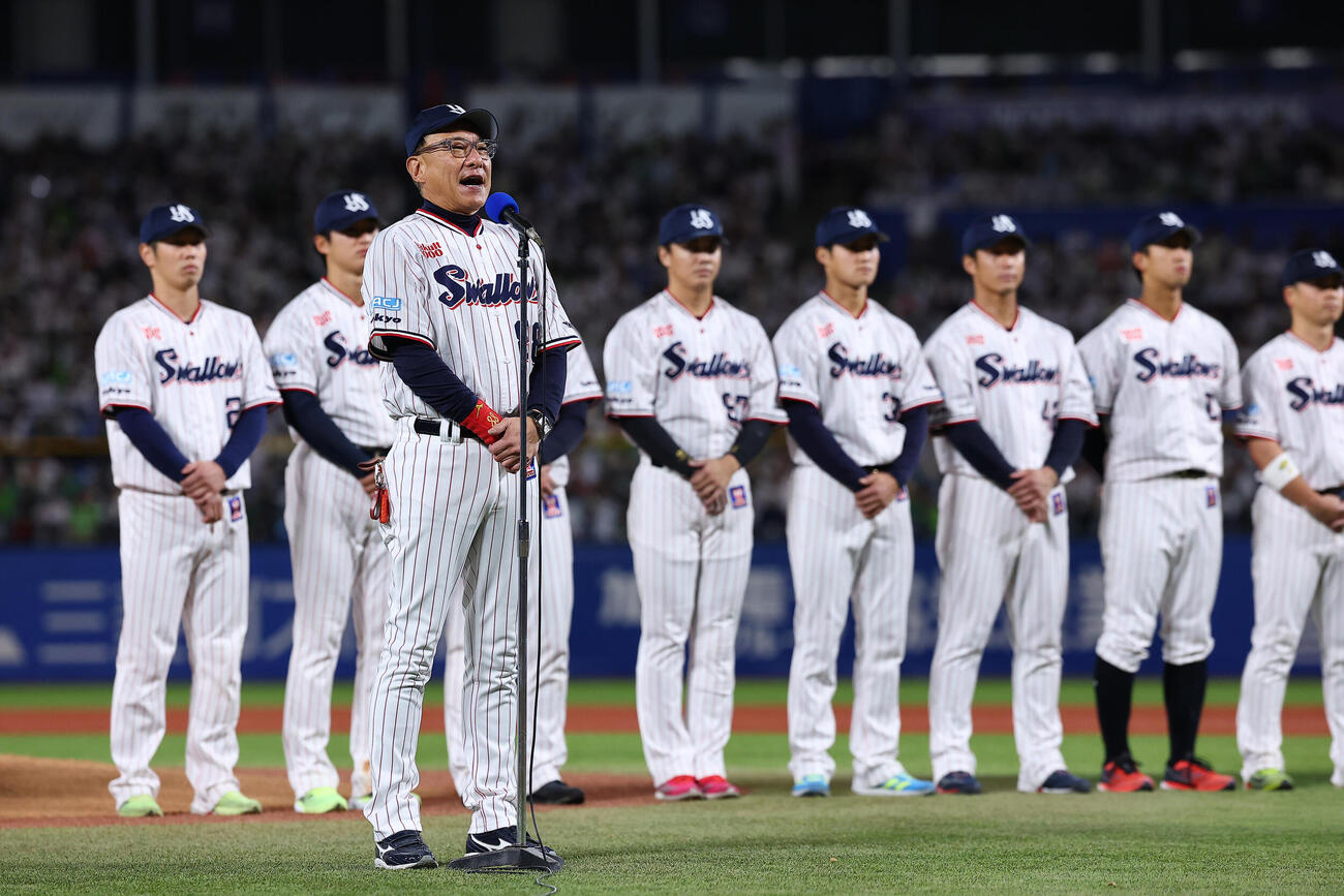 ヤクルト対広島　本拠地最終戦で、ファンにあいさつするヤクルト池山隆寛監督（撮影・野上伸悟）