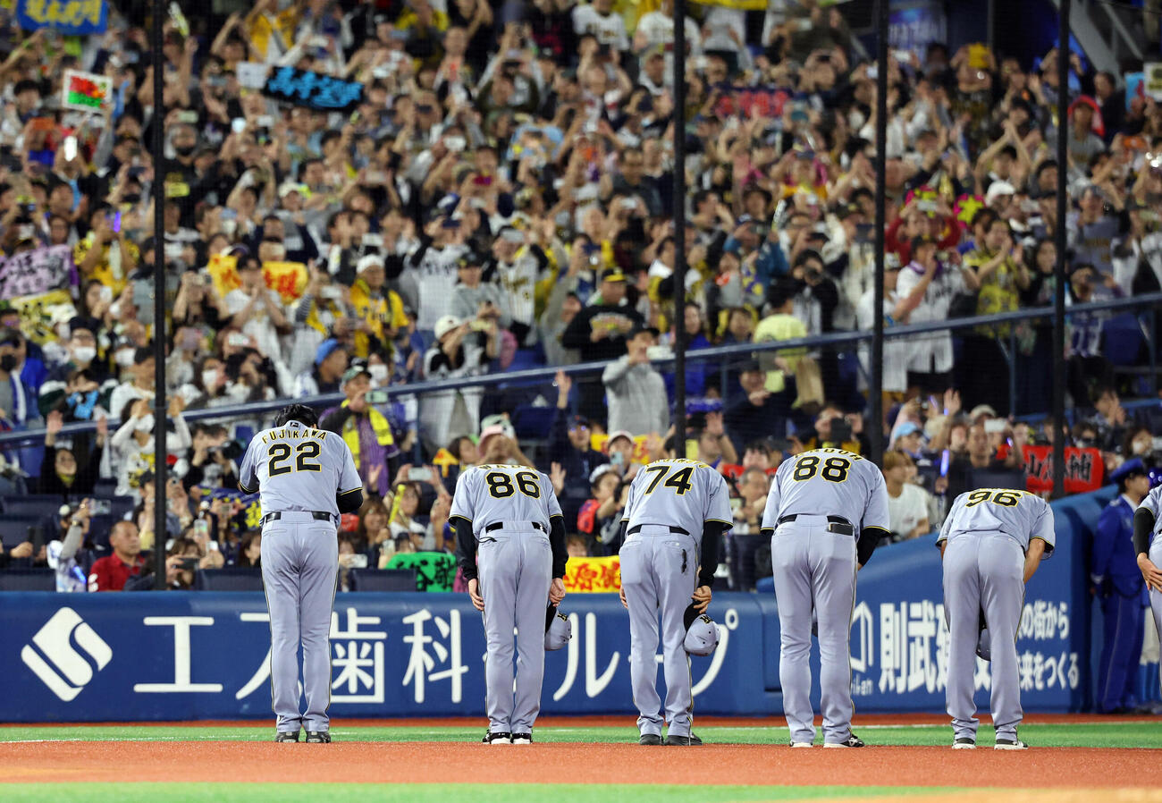 DeNA対阪神　サヨナラ負けを喫し、ファンに一礼する藤川球児監督ら阪神ナイン（撮影・浅見桂子）