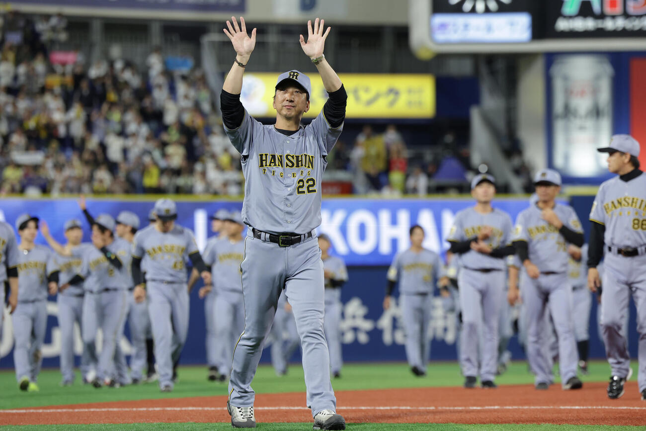 DeNA対阪神　横浜スタジアムでの今季最終戦を終え、ファンに手を振って引き揚げる阪神藤川球児監督（手前）ら（撮影・前田充）