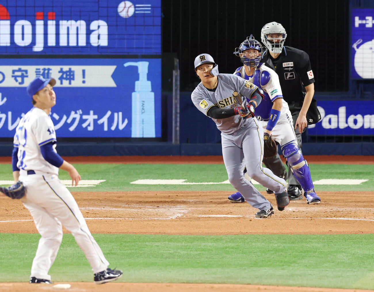 DeNA対阪神　4回表阪神2死一塁、同点の適時二塁打を放つ大山悠輔。投手平良拳太郎（撮影・増田悦実）