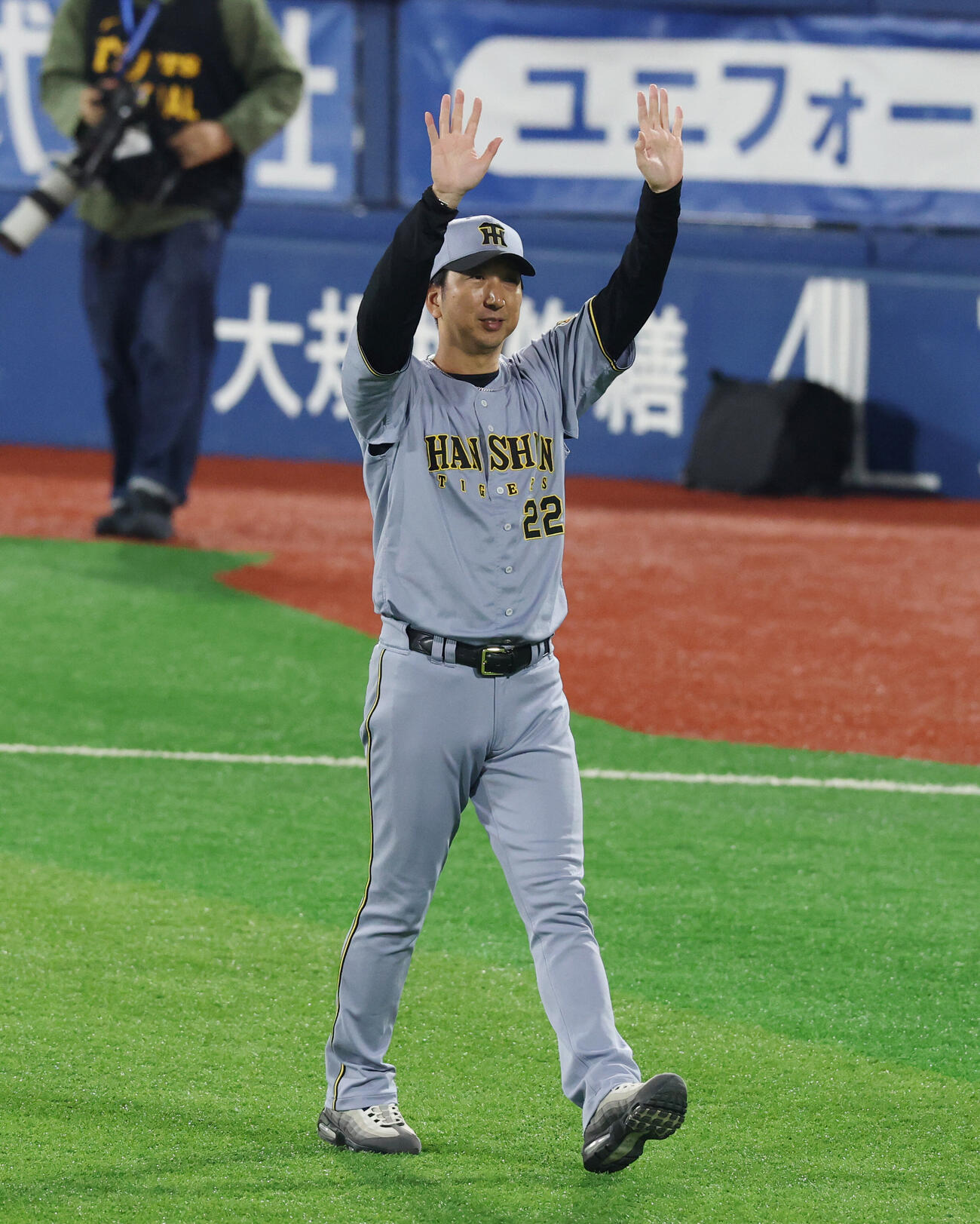 DeNA対阪神　横浜スタジアムでの最終戦を終えあいさつをする阪神藤川球児監督（撮影・増田悦実）