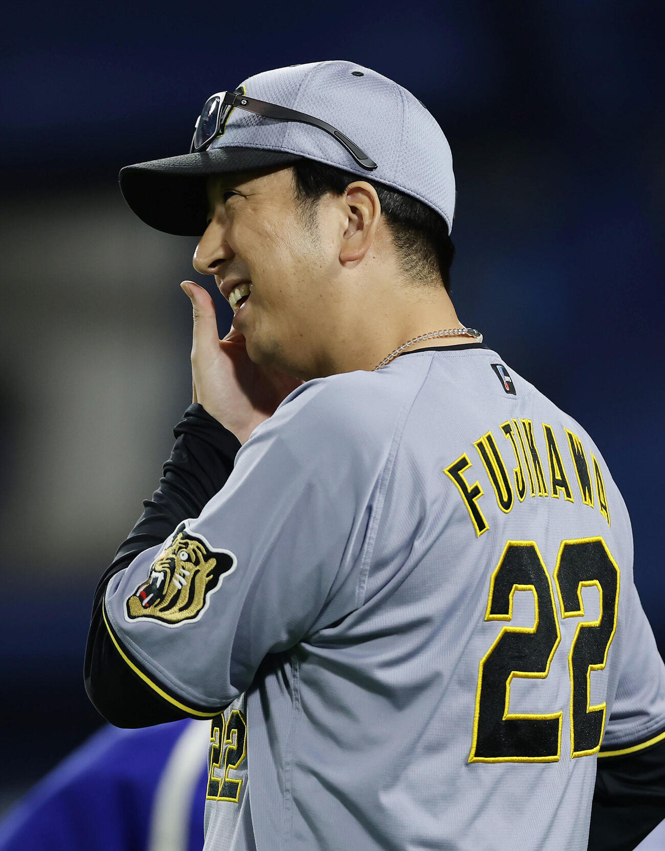 DeNA対阪神　9回表を終え選手交代を告げる阪神藤川球児監督（撮影・前田充）