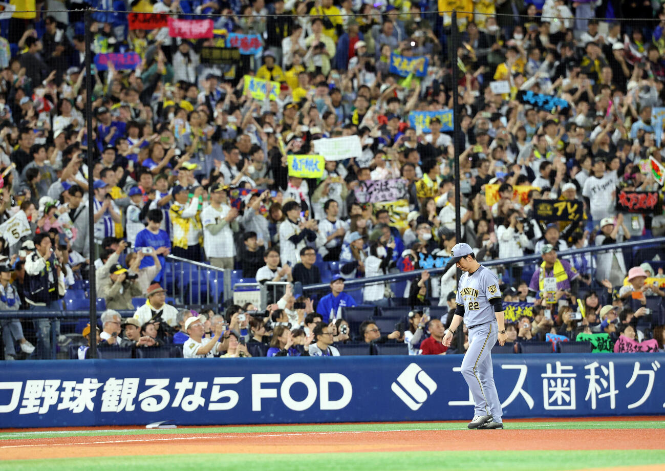 DeNA対阪神　サヨナラ負けを喫し、ファンの声援の中、引き揚げる阪神藤川球児監督（撮影・浅見桂子）