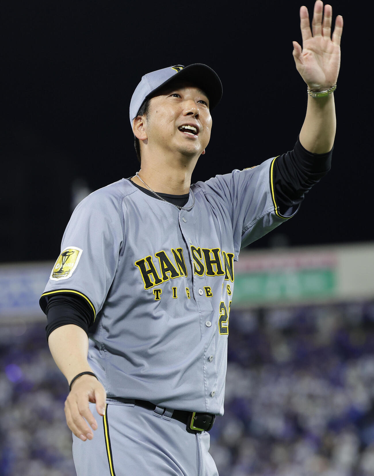 DeNA対阪神　横浜スタジアムでの今季最終戦を終え、ファンに手を振って引き揚げる阪神藤川球児監督（撮影・前田充）