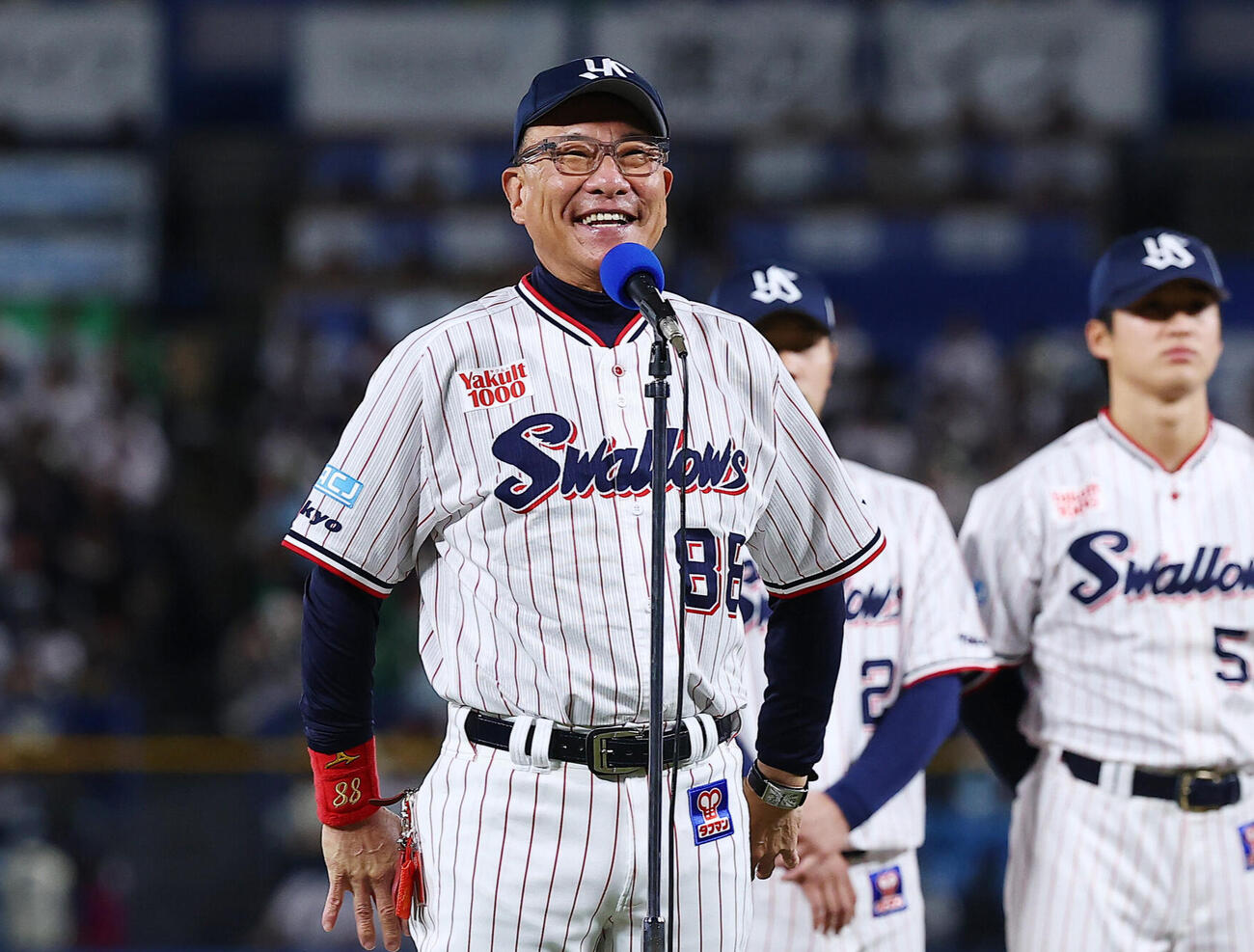 ヤクルト対広島　本拠地最終戦で、ファンにあいさつするヤクルト池山隆寛監督（撮影・野上伸悟）