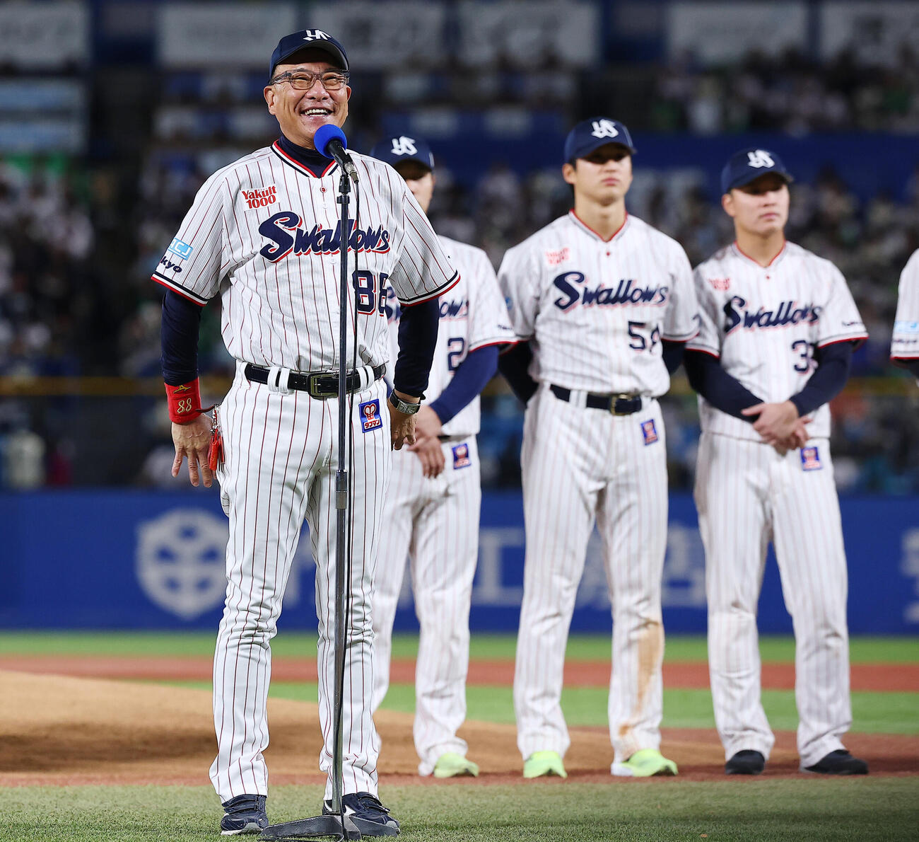 ヤクルト対広島　本拠地最終戦で、ファンにあいさつするヤクルト池山隆寛監督（撮影・野上伸悟）