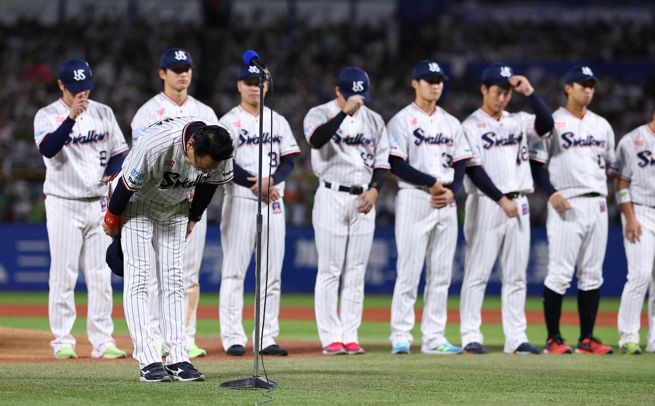 ヤクルト対広島　本拠地最終戦で、ファンにあいさつするヤクルト池山隆寛監督（撮影・野上伸悟）