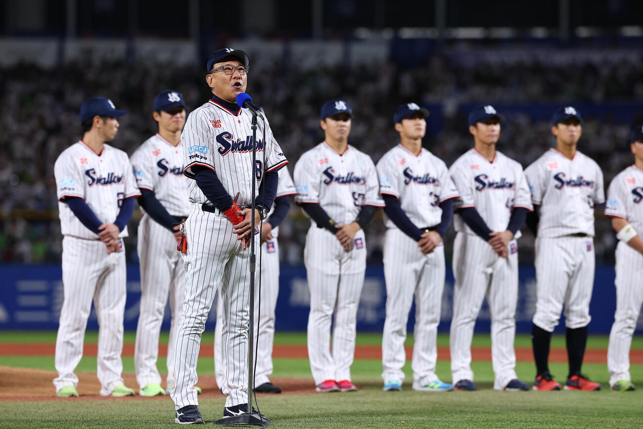 ヤクルト対広島　本拠地最終戦で、ファンにあいさつするヤクルト池山隆寛監督（撮影・野上伸悟）