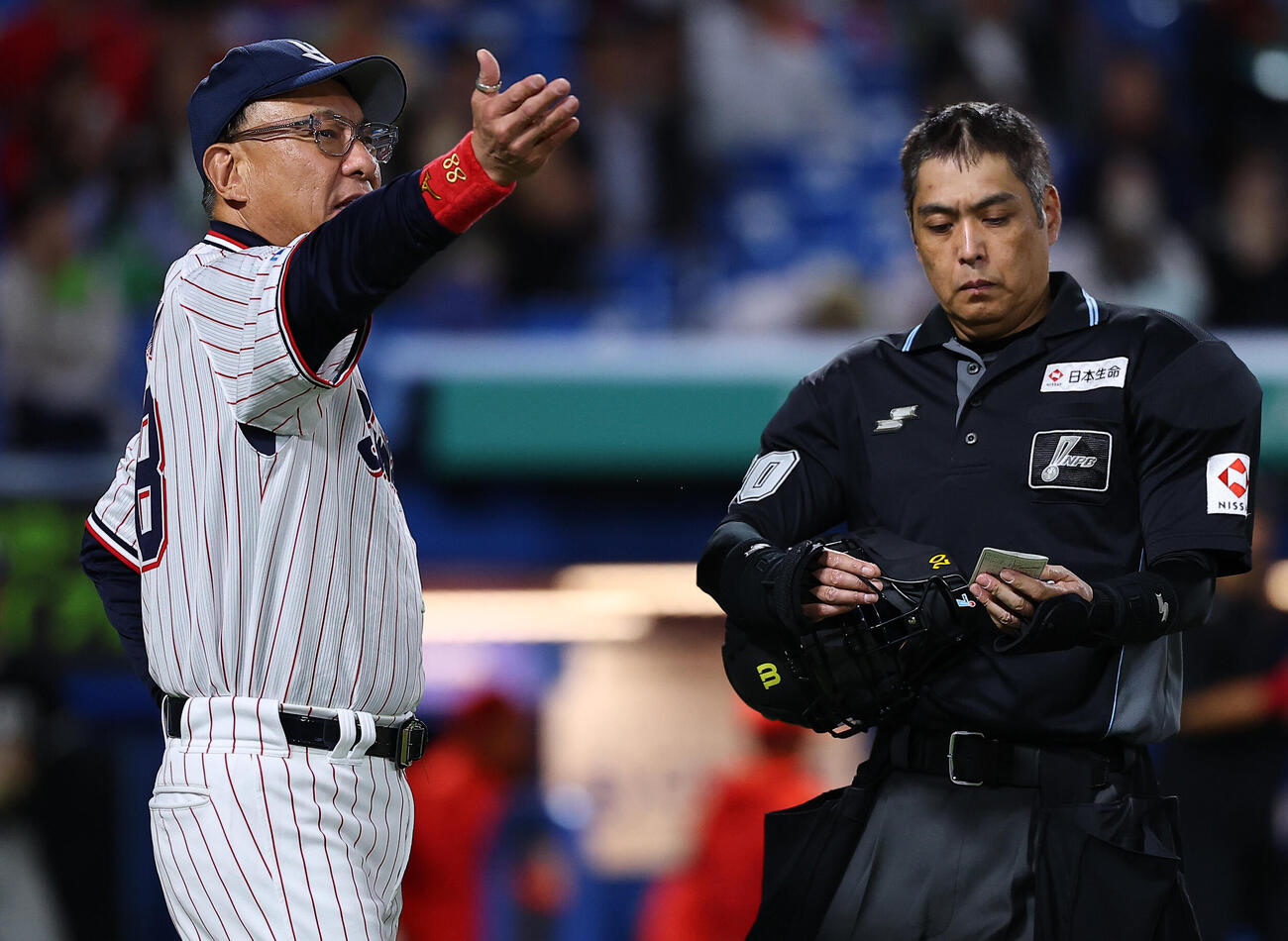 ヤクルト対広島　選手交代を告げるヤクルト池山隆寛監督（撮影・野上伸悟）