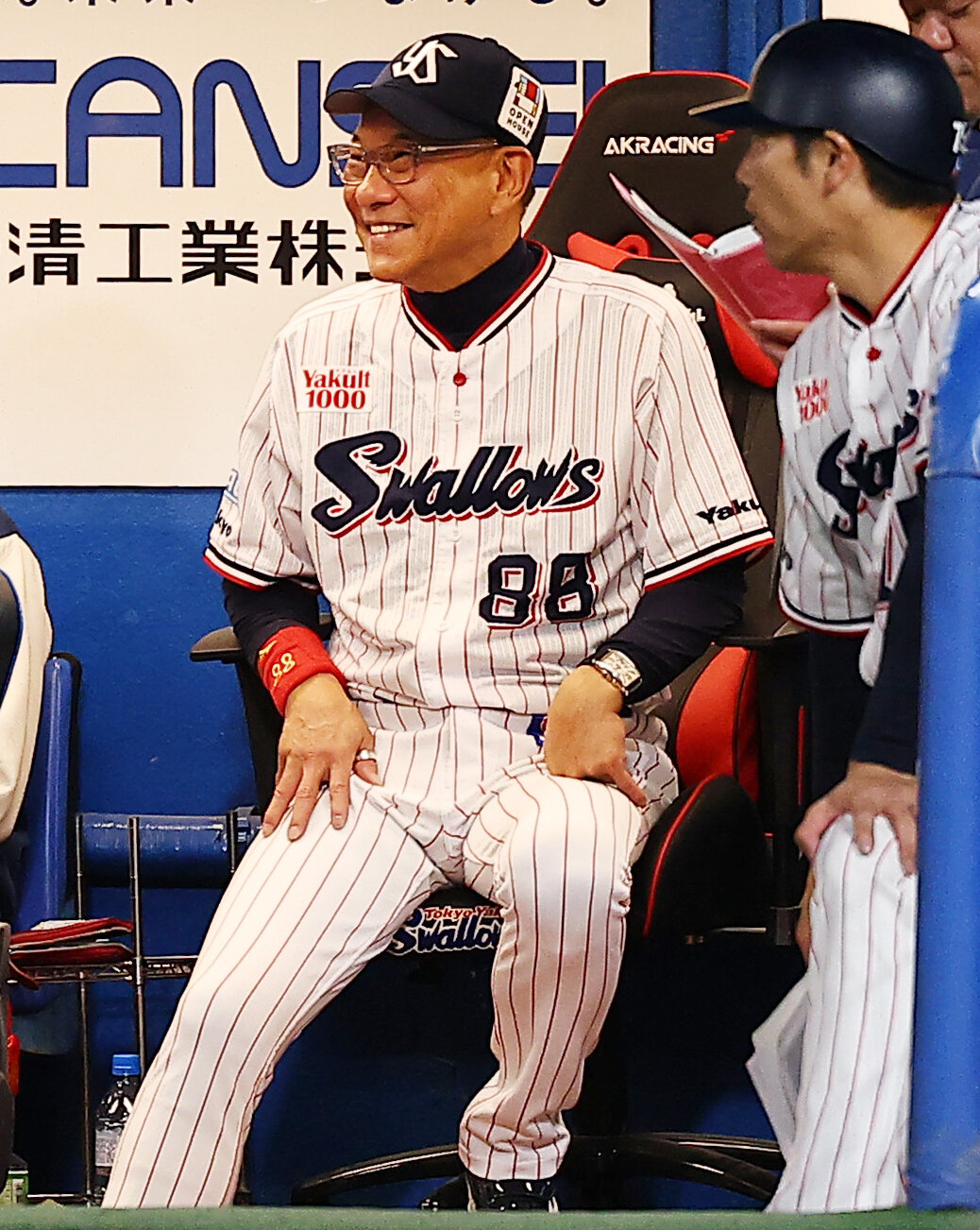 ヤクルト対広島　ベンチで笑顔をみせるヤクルト池山隆寛監督（撮影・野上伸悟）