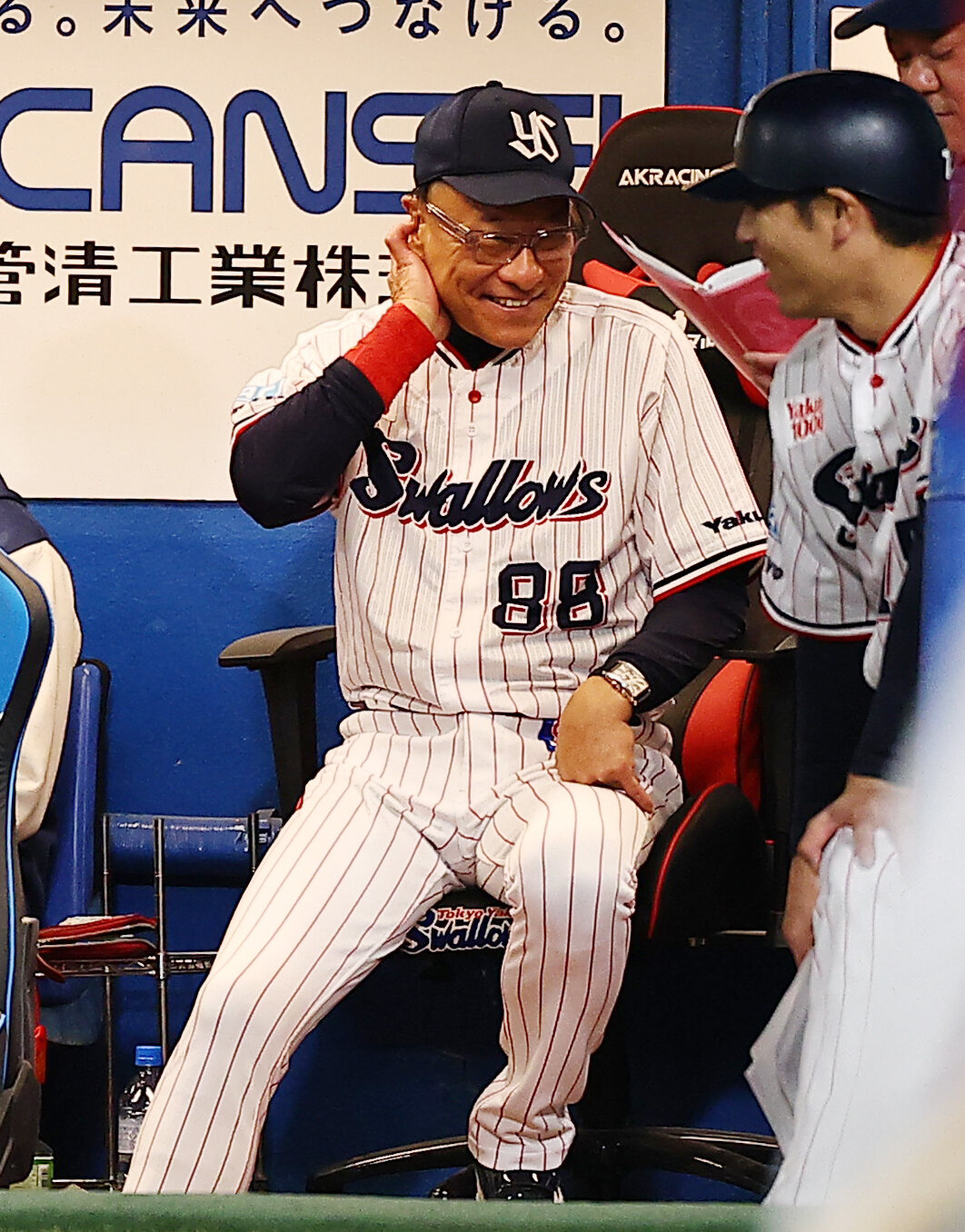 ヤクルト対広島　ベンチで笑顔をみせるヤクルト池山隆寛監督（撮影・野上伸悟）