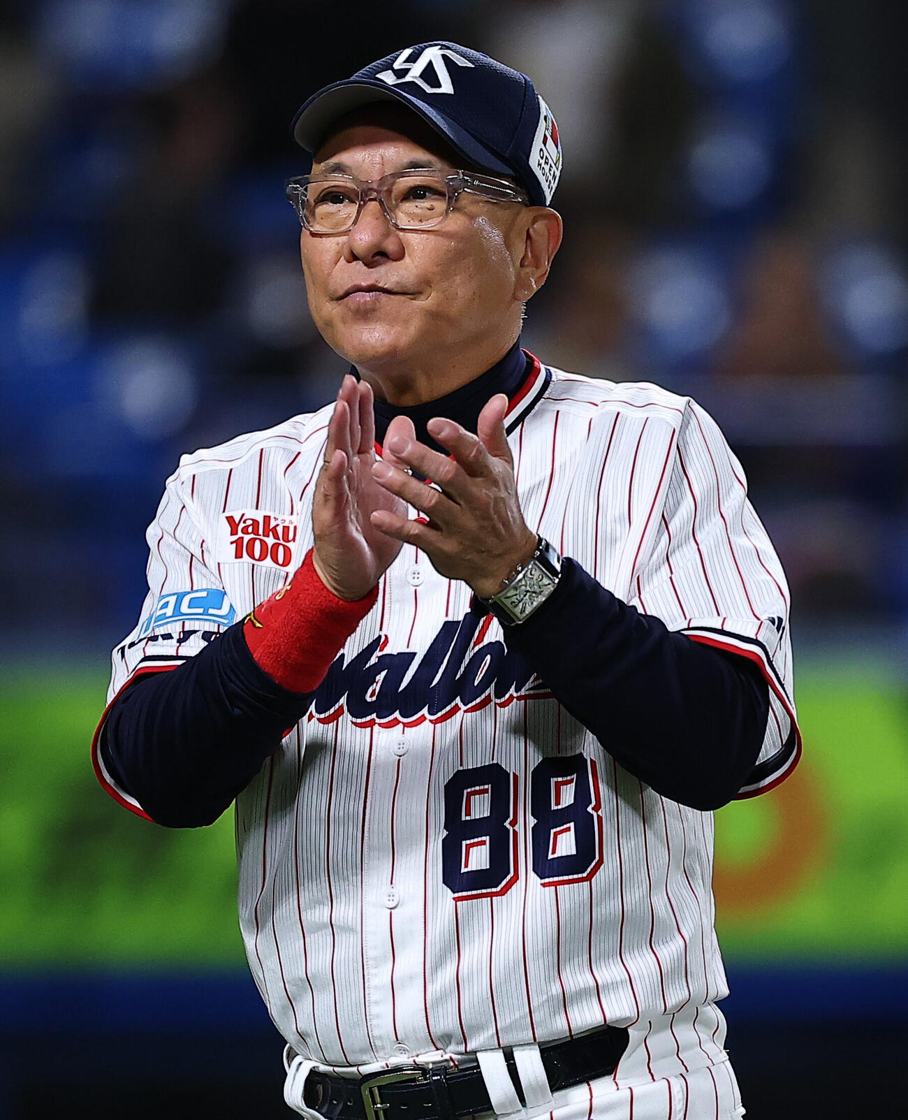 ヤクルト対広島　選手交代を告げベンチに戻るヤクルト池山隆寛監督（撮影・野上伸悟）