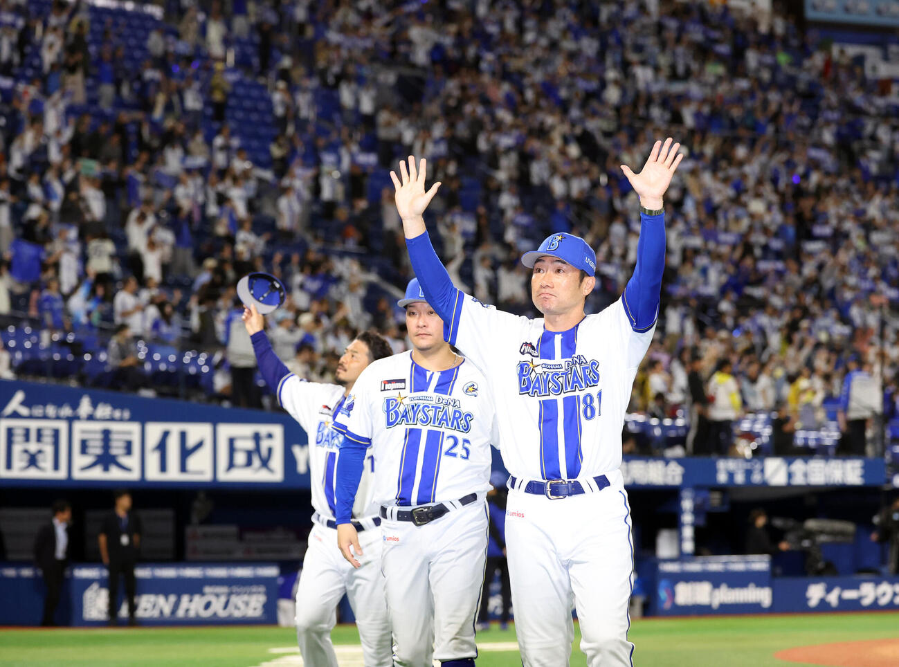 DeNA対阪神　DeNA最終戦セレモニーで場内1周し手を振る相川亮二監督、筒香嘉智ら（撮影・浅見桂子）