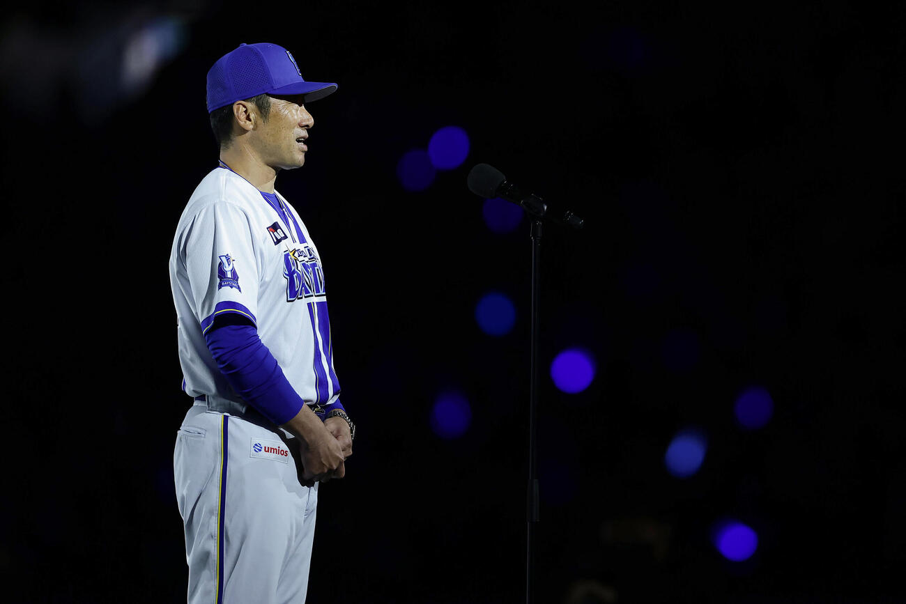 DeNA対阪神　今季最終戦を終え、ファンにあいさつするDeNA相川亮二監督（撮影・前田充）
