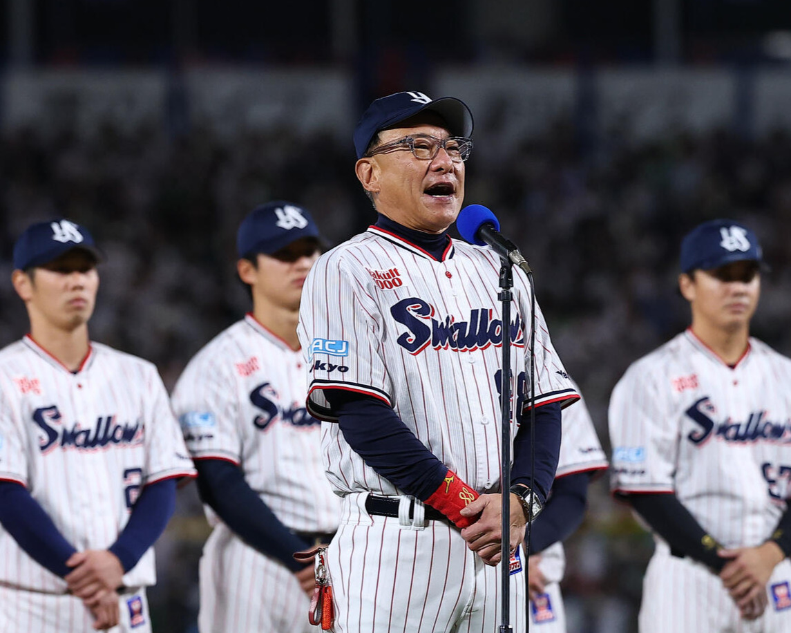ヤクルト対広島　本拠地最終戦で、ファンにあいさつするヤクルト池山隆寛監督（撮影・野上伸悟）