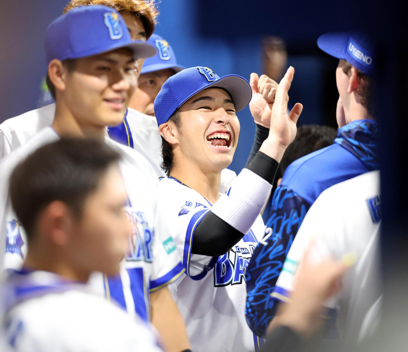 DeNA対阪神　試合開始直前、ベンチでナインと笑顔で気合を入れるDeNA度会隆輝（中央）（撮影・浅見桂子）