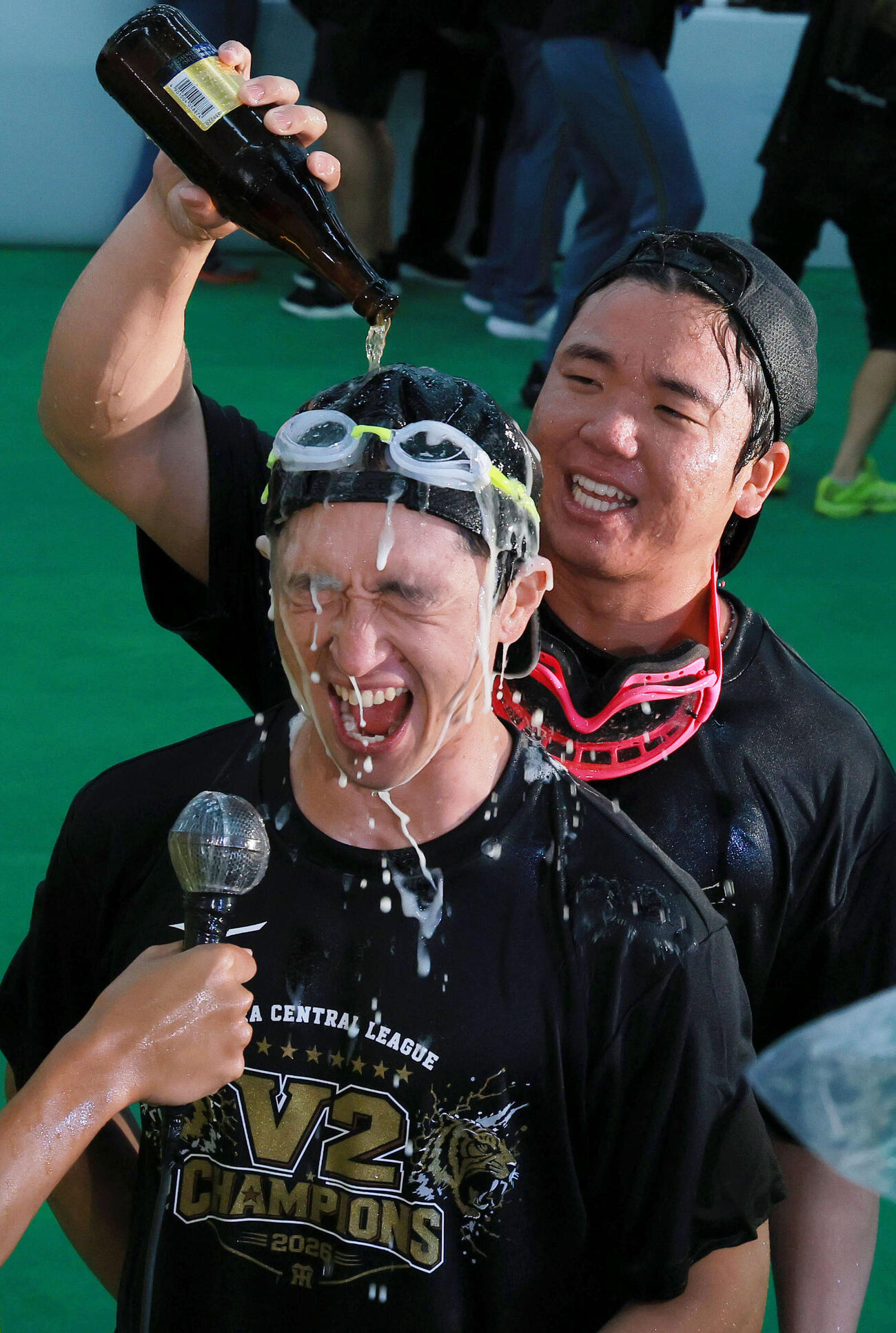 祝勝会で村上頌樹からビールをかけられる近本光司（2026年10月撮影）