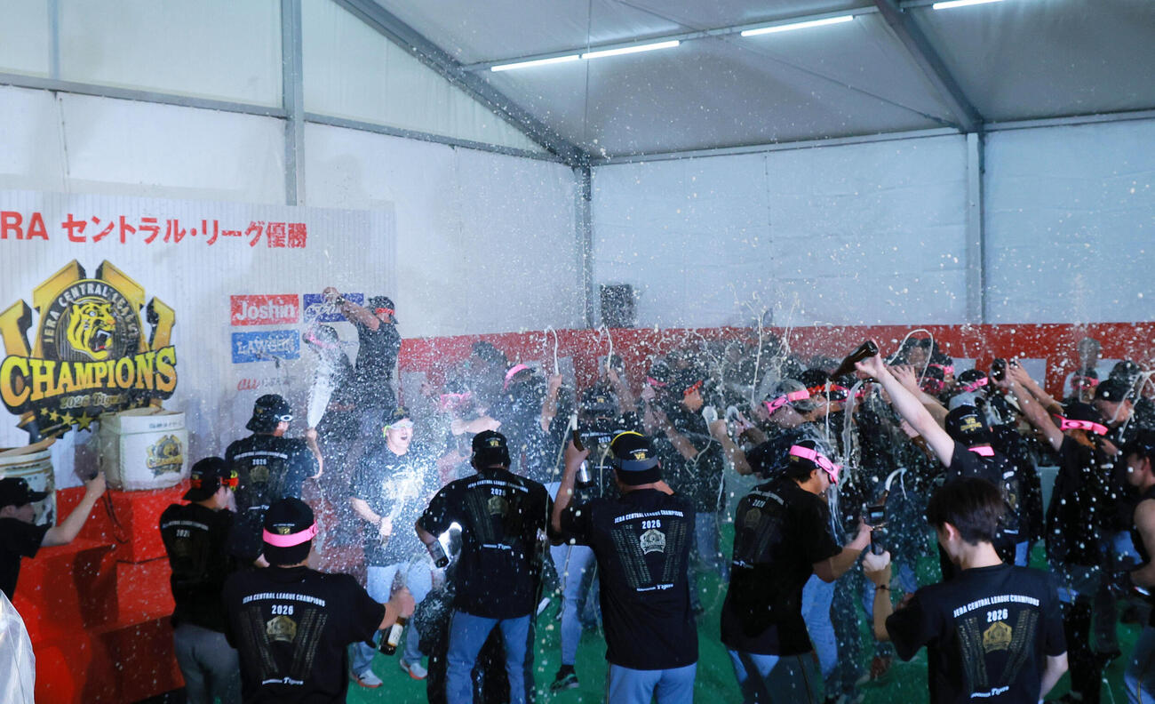 2026年10月3日、祝勝会でビールをかけ合う阪神の選手たち