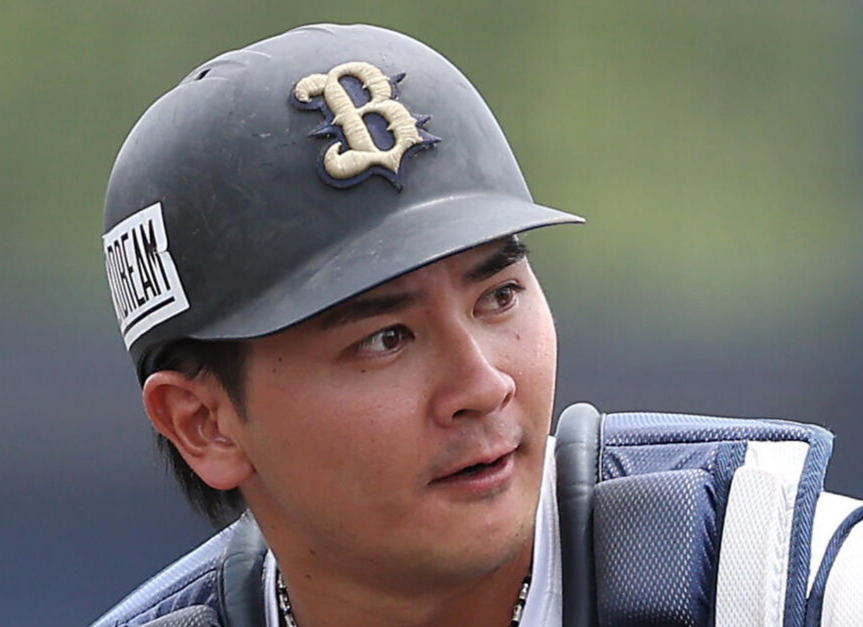 大阪・舞洲の球団施設のブルペンで投球するオリックス寿賀弘都（撮影・上山淳一）