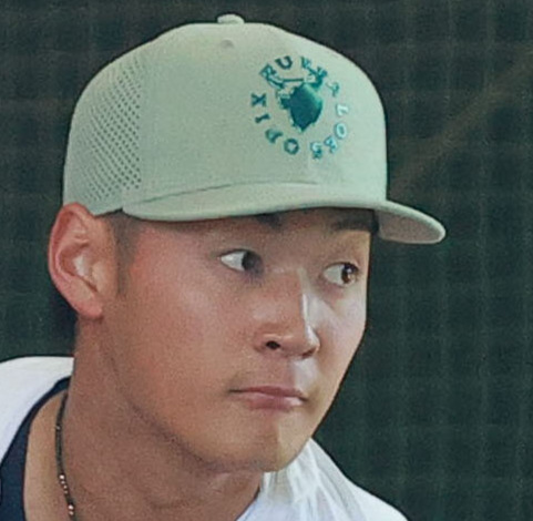 大阪・舞洲の球団施設のブルペンで投球するオリックス寿賀弘都（撮影・上山淳一）