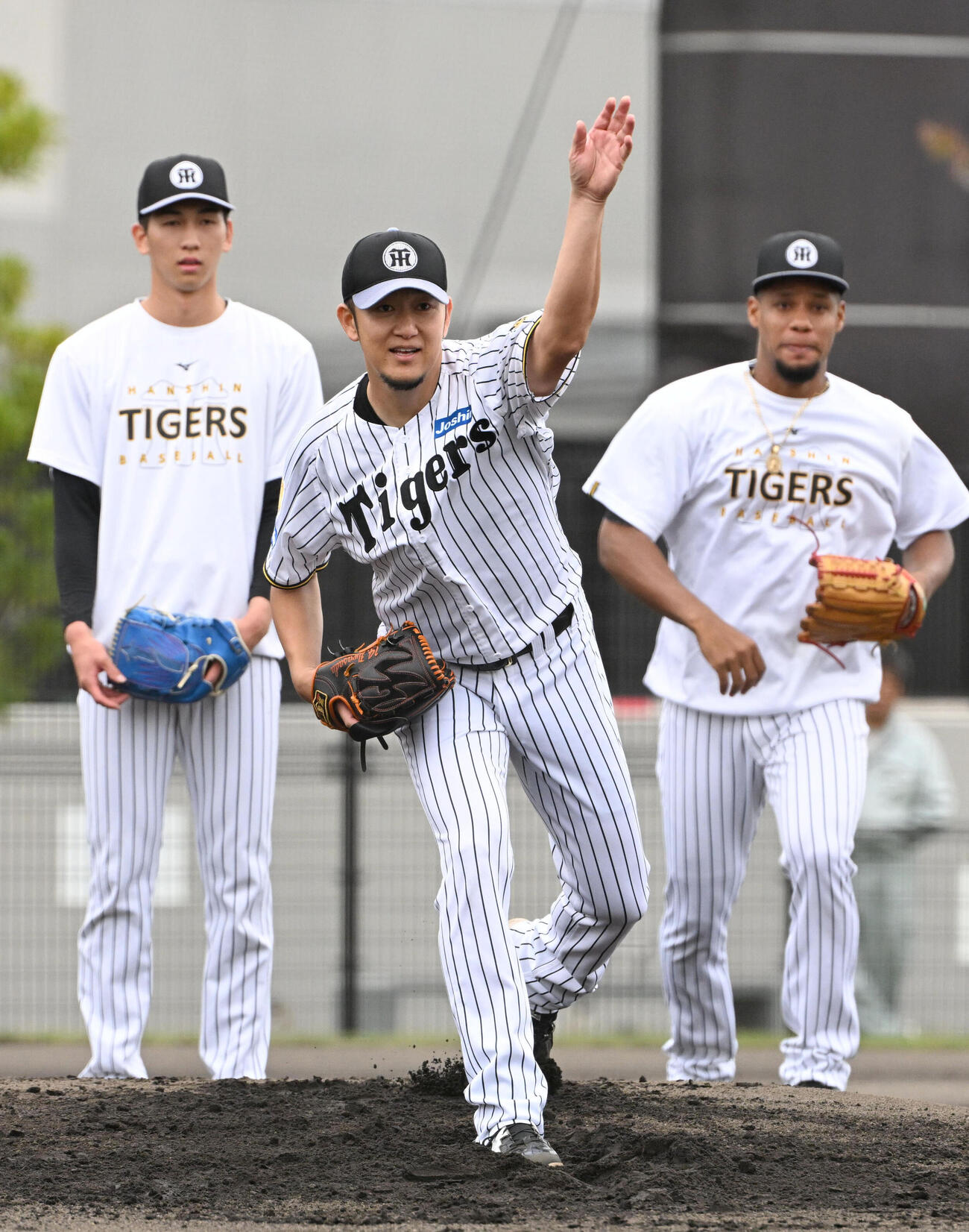 投内連係の練習をする阪神岩貞祐太（中央）（撮影・石井愛子）