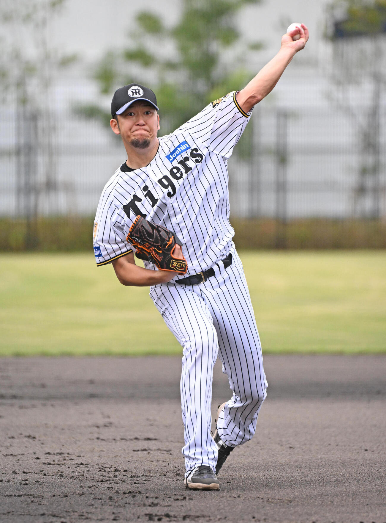 キャッチボールをする阪神岩貞祐太（撮影・石井愛子）