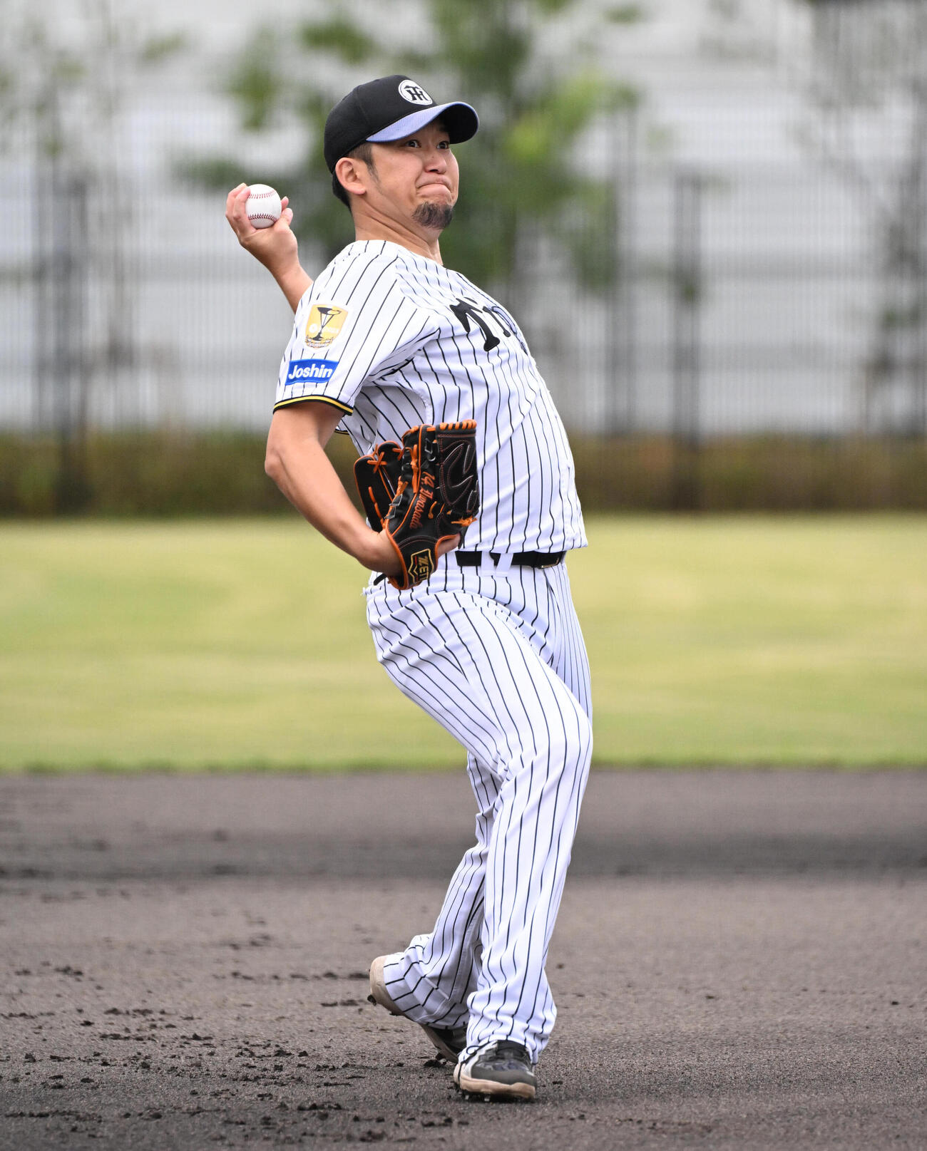 キャッチボールをする阪神岩貞祐太（撮影・石井愛子）