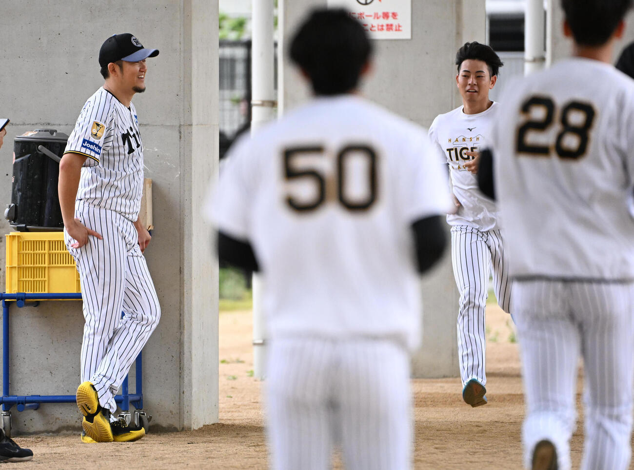 ナインの練習を見守る阪神岩貞祐太（左）（撮影・石井愛子）