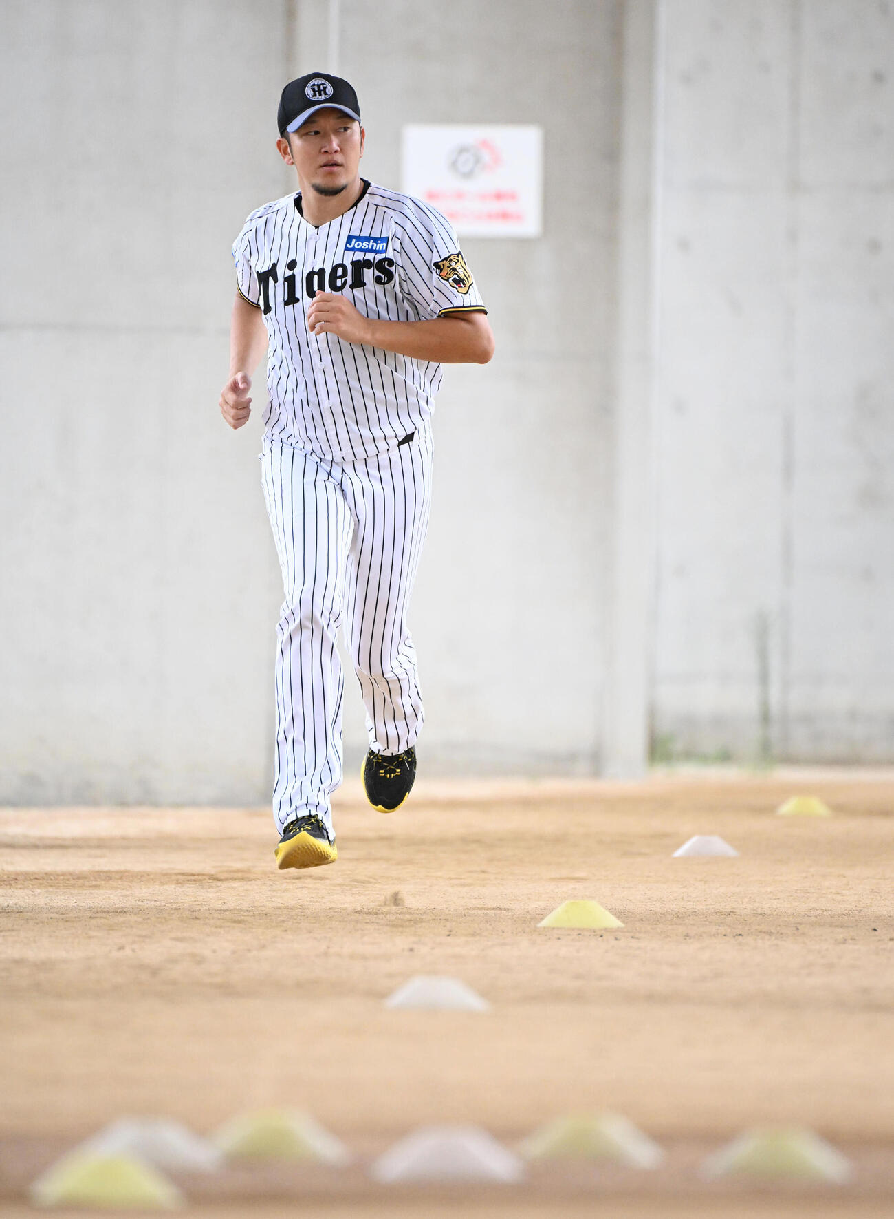 ダッシュをする阪神岩貞祐太（撮影・石井愛子）