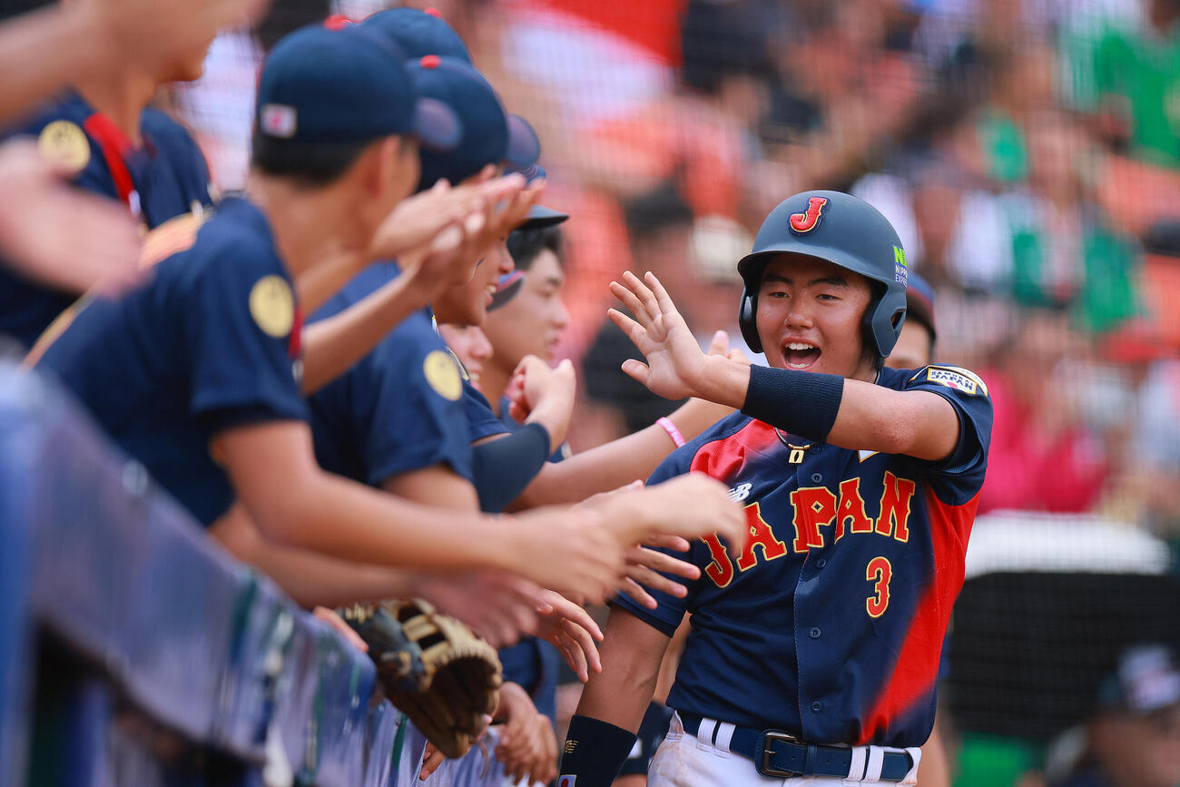 「ラグザスpresents WBSC U－15野球ワールドカップ2026」（メキシコ・メリダ）でベストナイン（二塁手）に選ばれた井端巧（右）（写真提供：NPBエンタープライズ）