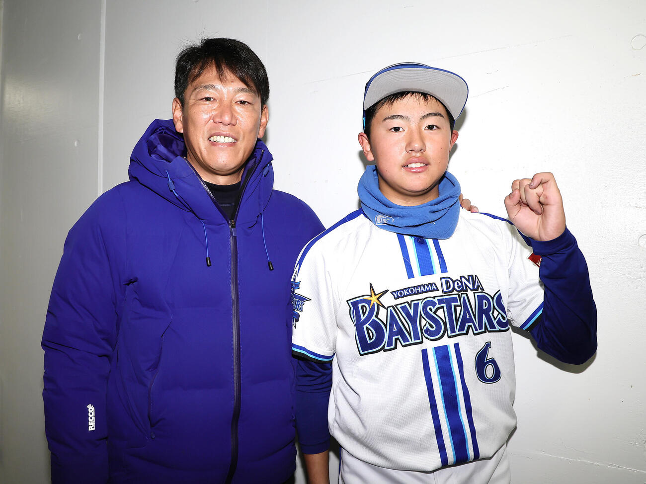 井端巧（右）と井端弘和氏（23年12月撮影）