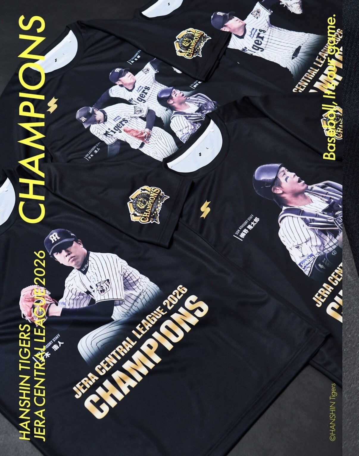 SSK社が発売する阪神優勝記念Tシャツの西勇輝投手、才木浩人投手、梅野隆太郎捕手の3人デザイン（SSK社提供）