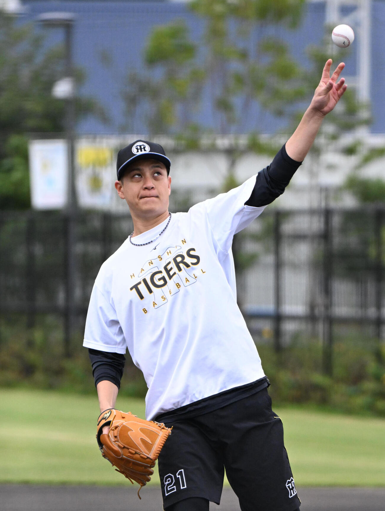 キャッチボールをする阪神大竹耕太郎（撮影・石井愛子）