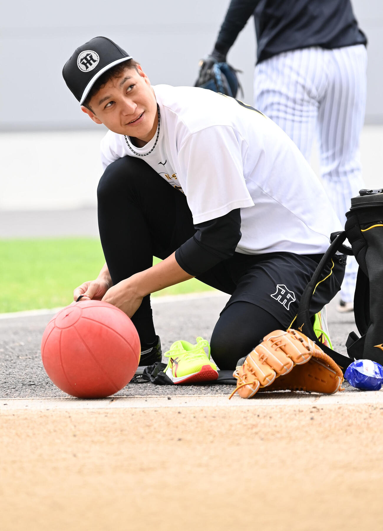 関係者らと話す阪神大竹耕太郎（撮影・石井愛子）