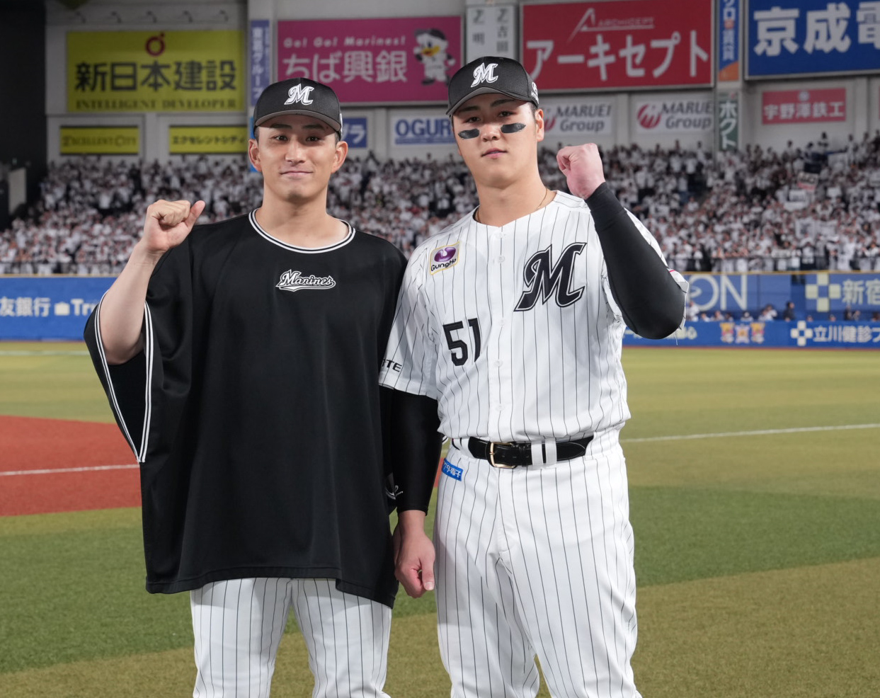 2026年10月4日、ロッテ対楽天　ヒーローインタビューで記念撮影するロッテ小島和哉（左）と山口航輝（撮影・小沢裕）