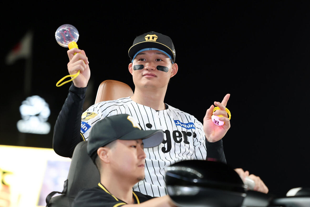 ファンに手を振る森下翔太（2026年撮影）