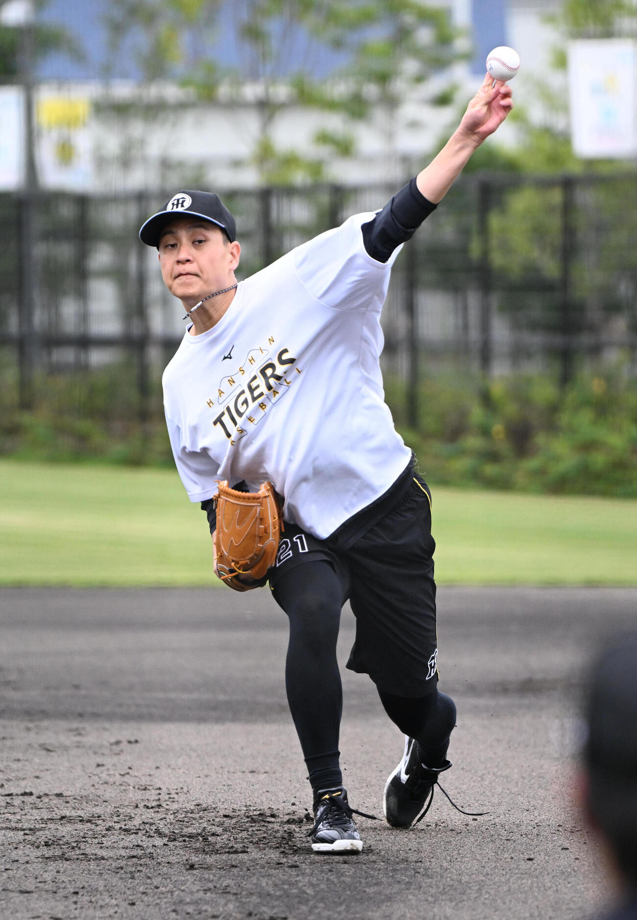 キャッチボールをする阪神大竹耕太郎（撮影・石井愛子）