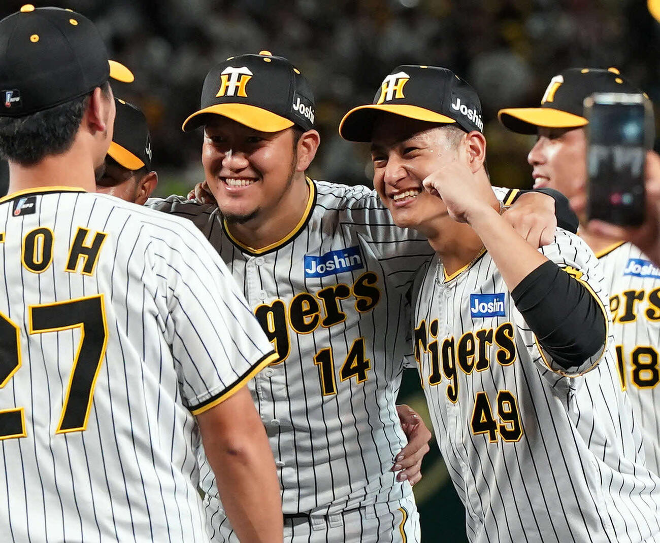2023年9月、リーグ優勝を決め、記念撮影をする阪神岩貞祐太（左）と大竹耕太郎